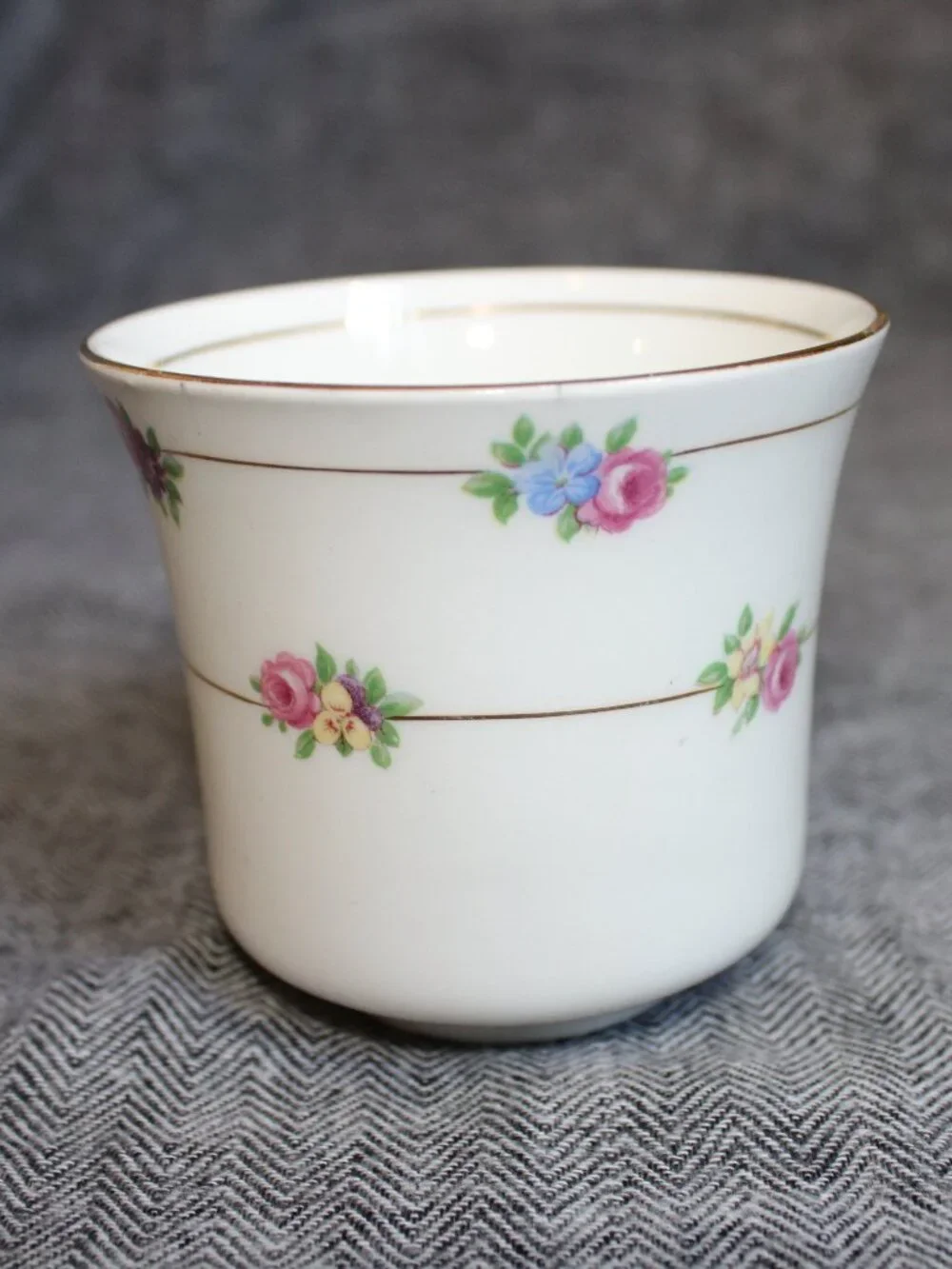 Vintage/40's Colclough Bone China 'Petite Flowers' Teacup & Saucer w/ Gold Rims